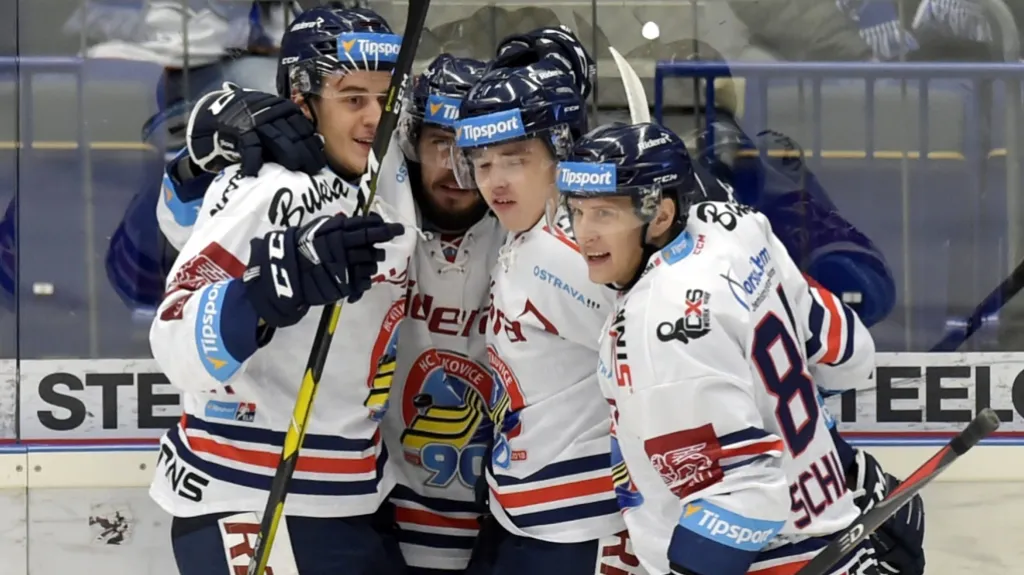 Hokejisté Vítkovic slaví po vstřelené brance