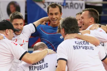 Radost českých tenistů, uprostřed v modrém Tomáš Rosol