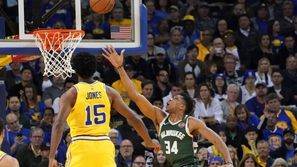 Jannis Antetokunmpo (34) z Milwaukee v utkání proti Golden State