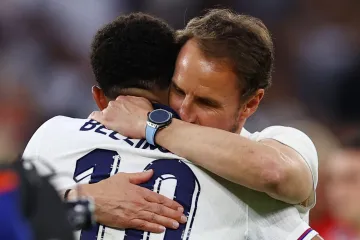 Gareth Southgate v objetí s Jude Bellinghamem