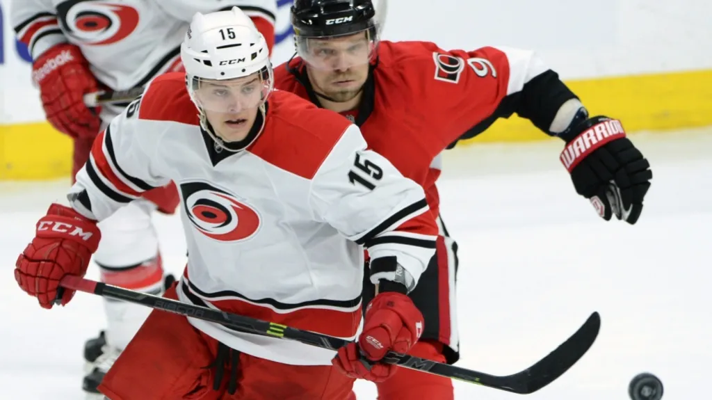 Andrej Nestrašil (vpředu) a Milan Michálek v utkání 