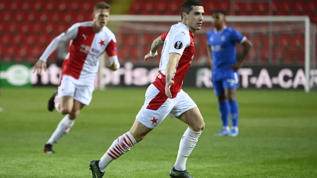 Slávista Nicolae Stanciu se raduje z trefy do sítě Rangers