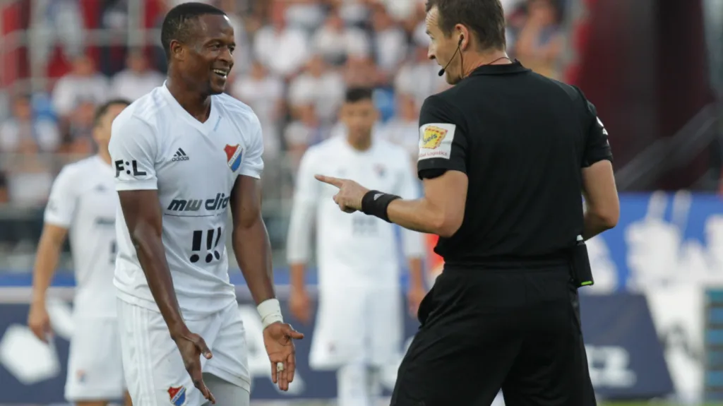 Ostravský Dame Diop v diskuzi se sudím Pavlem Královcem