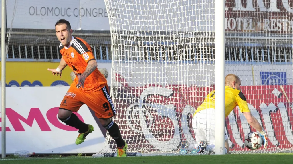Olomoucký David Depetris se raduje z branky