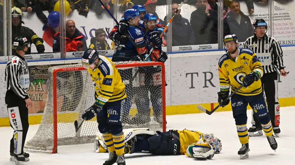 Hokejisté Kladna se radují z gólu v síti Zlína