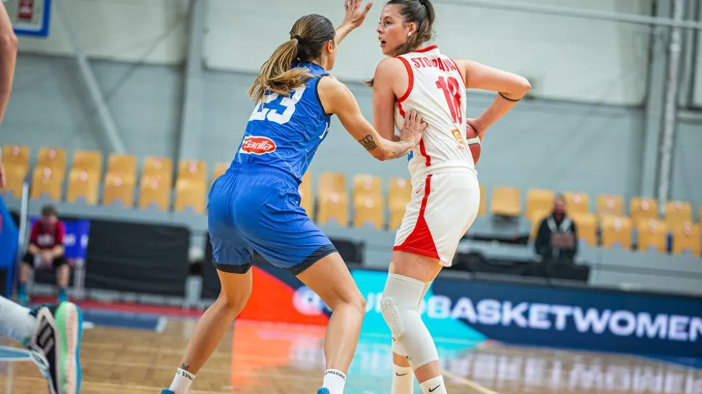 Česká reprezentační pivotmanka Natálie Stoupalová (vpravo)