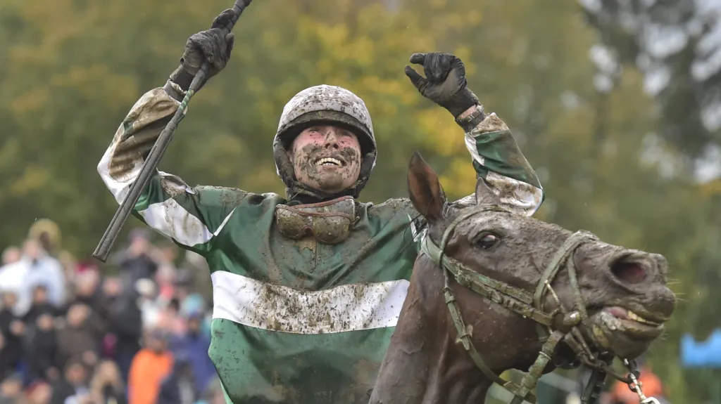 Zablácený Jan Kratochvíl se raduje z triumfu na Velké pardubické