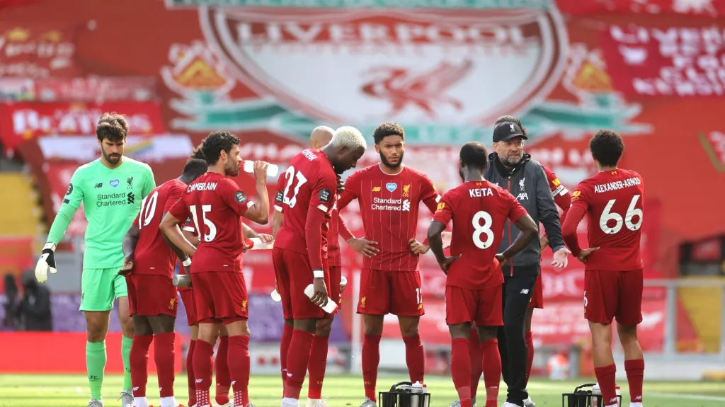 Jürgen Klopp udílí pokyny svým svěřencům z Liverpoolu