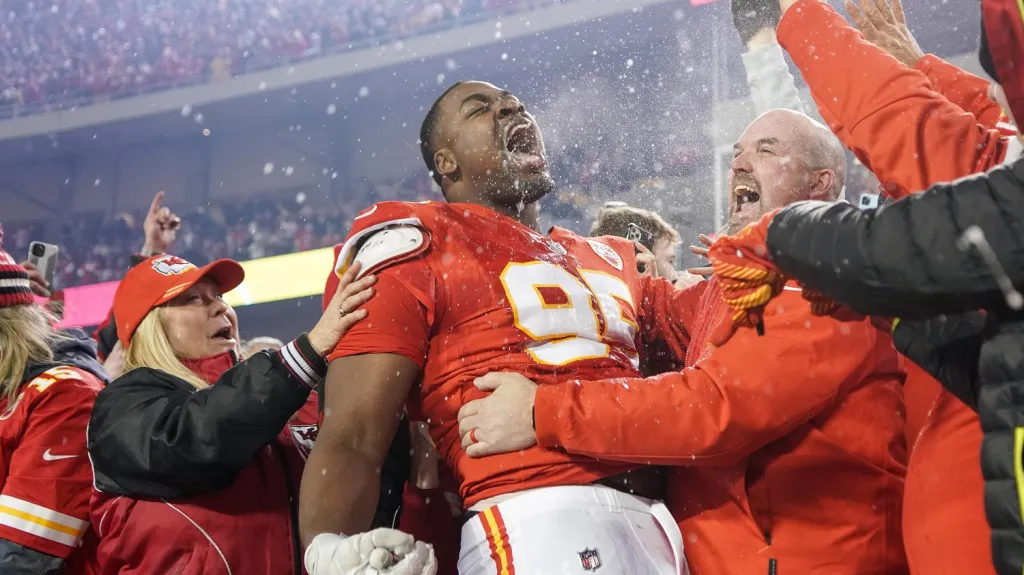 Obránce Kansasu Chris Jones slaví s fanoušky Chiefs