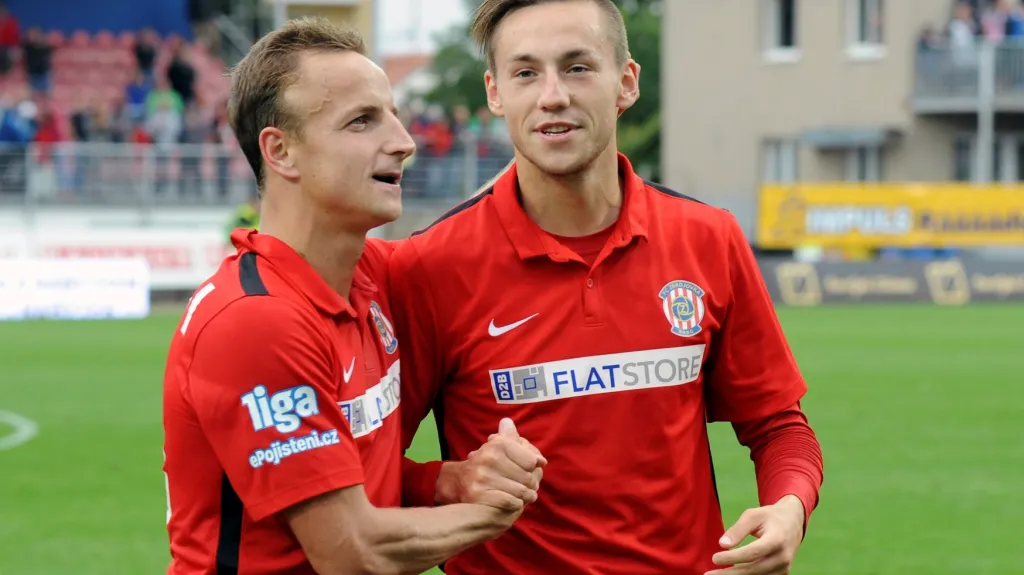 Brněnský Alois Hyčka se společně s Jakubem Přichystalem raduje z gólu