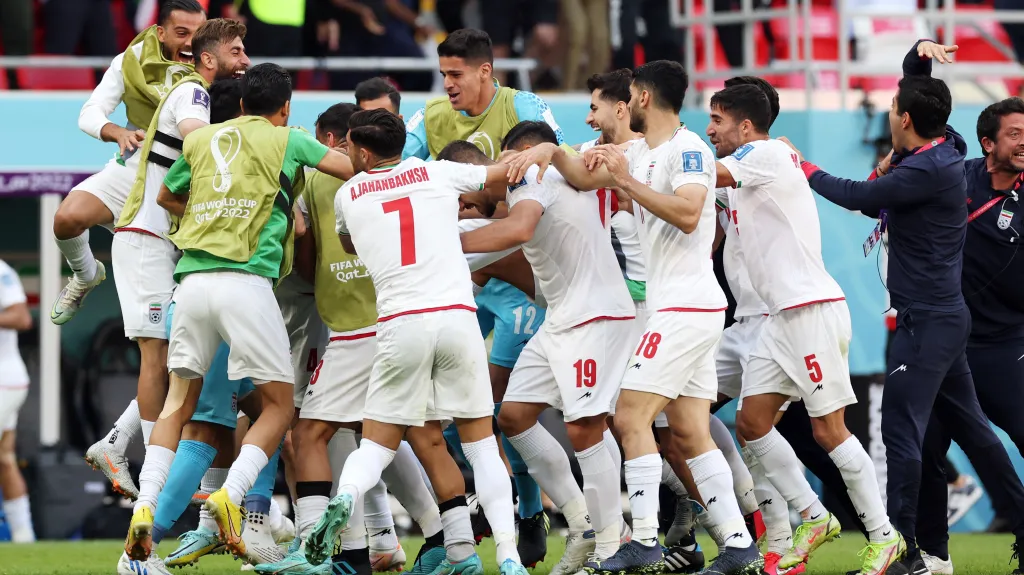 Slavící fotbalisté Íránu
