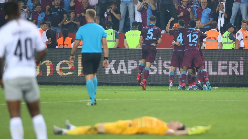 Fotbalisté Trabzonsporu slaví gól v síti Sparty