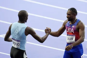 Noah Lyles z USA a Letsile Tebogo z Botswany