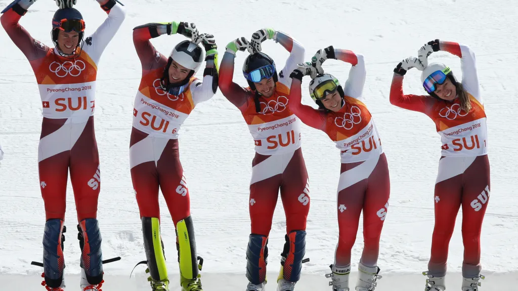 Švýcarští lyžaři se radují z triumfu v závodě družstev