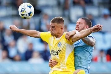 Daniel Vašulín z Olomouce si kryje míč v utkání proti Malmö