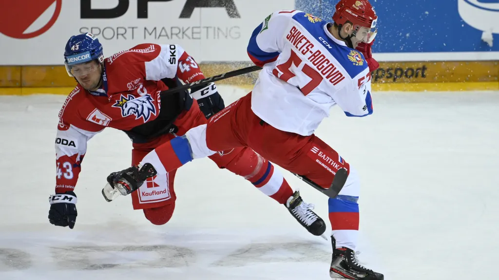 Arťom Švec-Rogovoj trefuje v souboji Jana Kováře