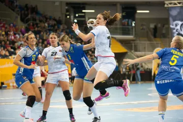 Česká reprezentantka Iveta Luzumová v utkání se Švédskem