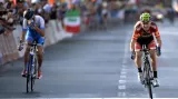 Alejandro Valverde (vpravo) finišuje před Vincenzem Nibalim