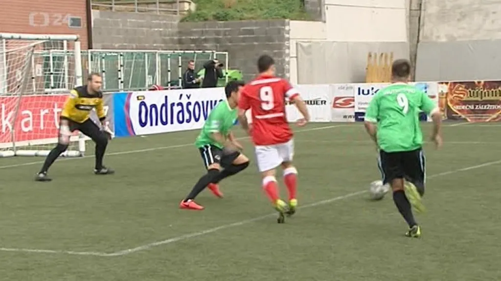 Reprezentace v malém fotbalu si zvyká na větší branky