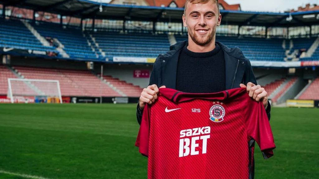 Martin Hašek mladší pózuje s dresem na Letné