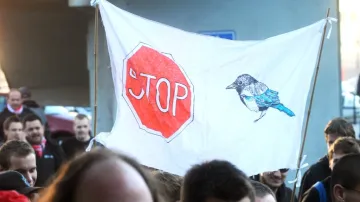 Jeden z transparentů na protestním pochodu