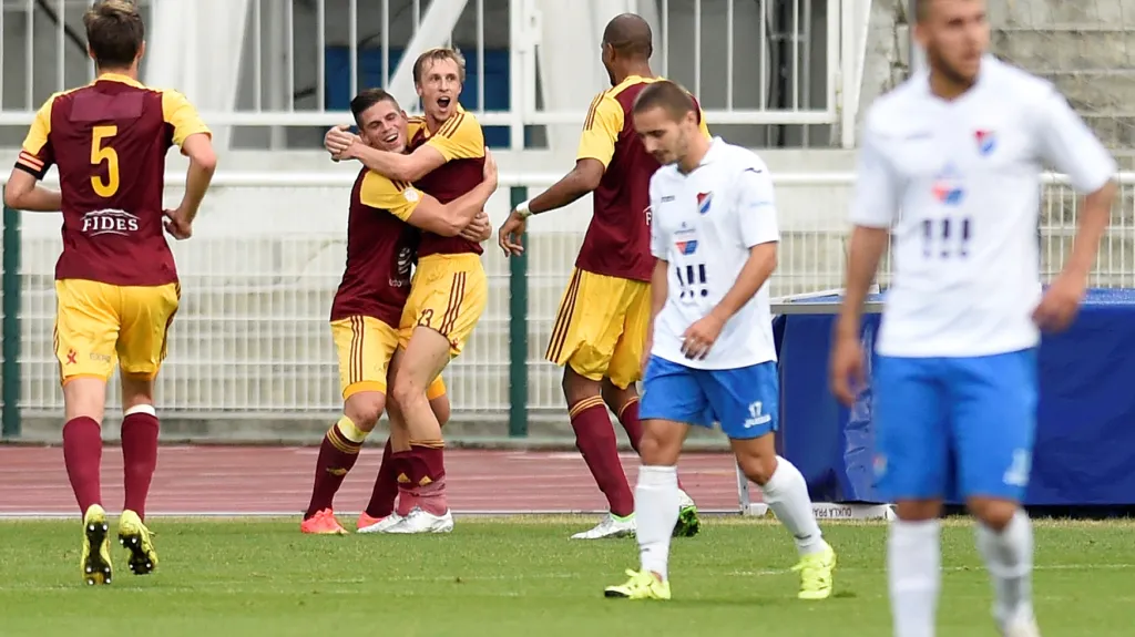 Fotbalisté Dukly slaví gól v síti Baníku Ostrava