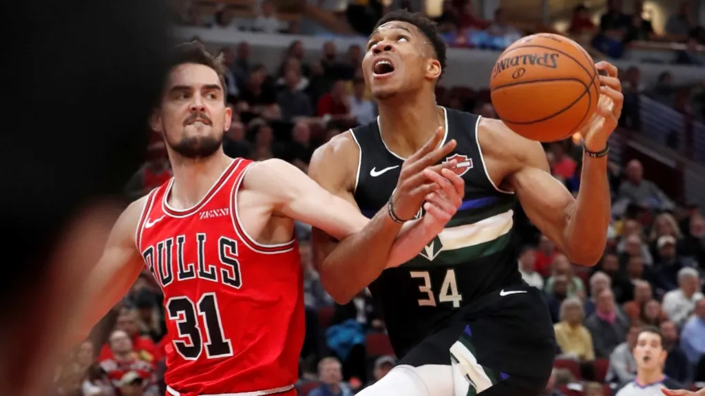 Tomáš Satoranský z Bulls v souboji s Janisem Antetokounmpem z Bucks
