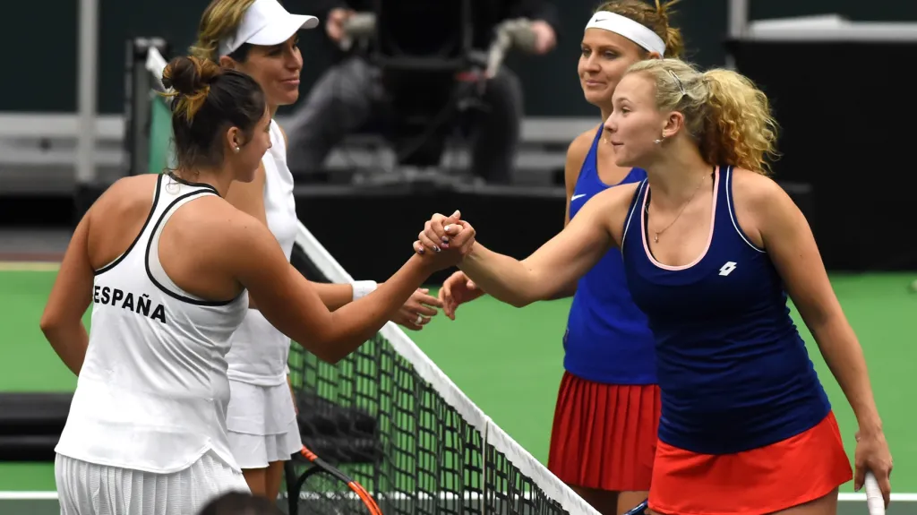 Kateřina Siniaková (první zprava) s Lucií Šafářovou ve Fed Cupu proti Španělkám