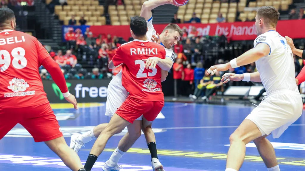 Lukáš Mořkovský se snaží prosadit proti agresivní tuniské obraně