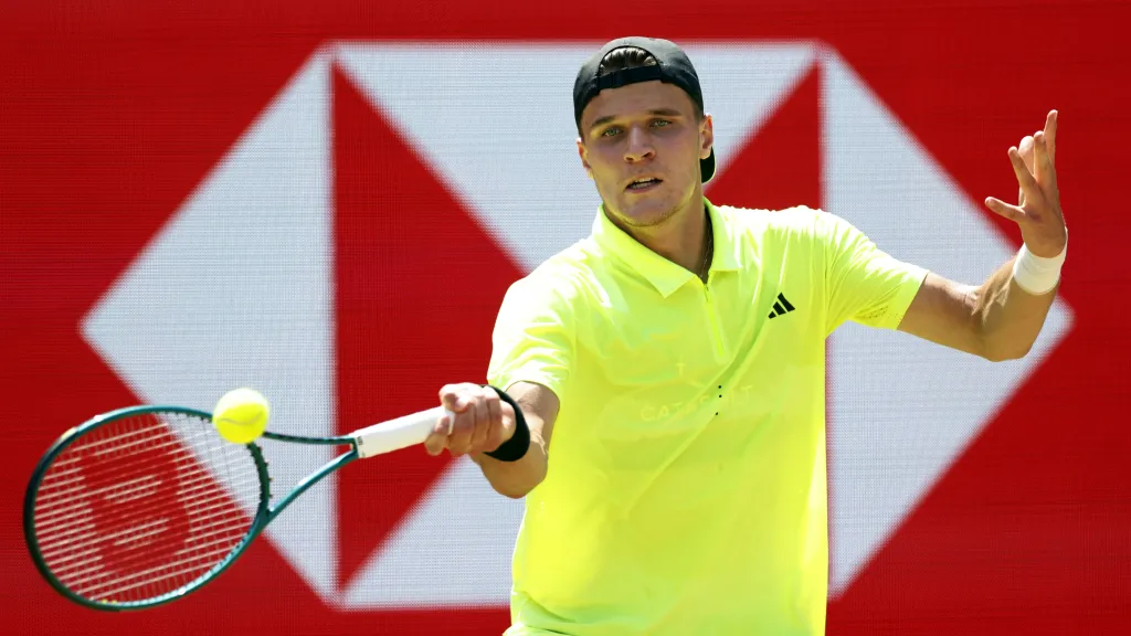 Jakub Menšík v zápase proti Bautistovi v londýnském Queen's Clubu 