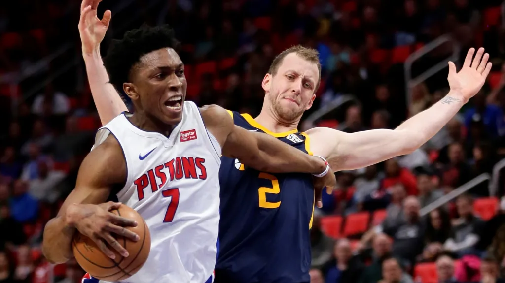 Stanley Johnson z Detroitu se snaží projít kolem Joe Inglese z Utahu