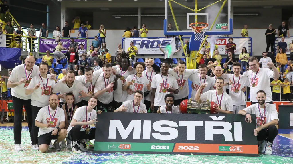 Basketbalisté Nymburka slaví mistrovský titul