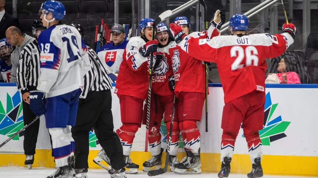 Čeští junioři slaví trefu Jana Myšáka proti Slovensku
