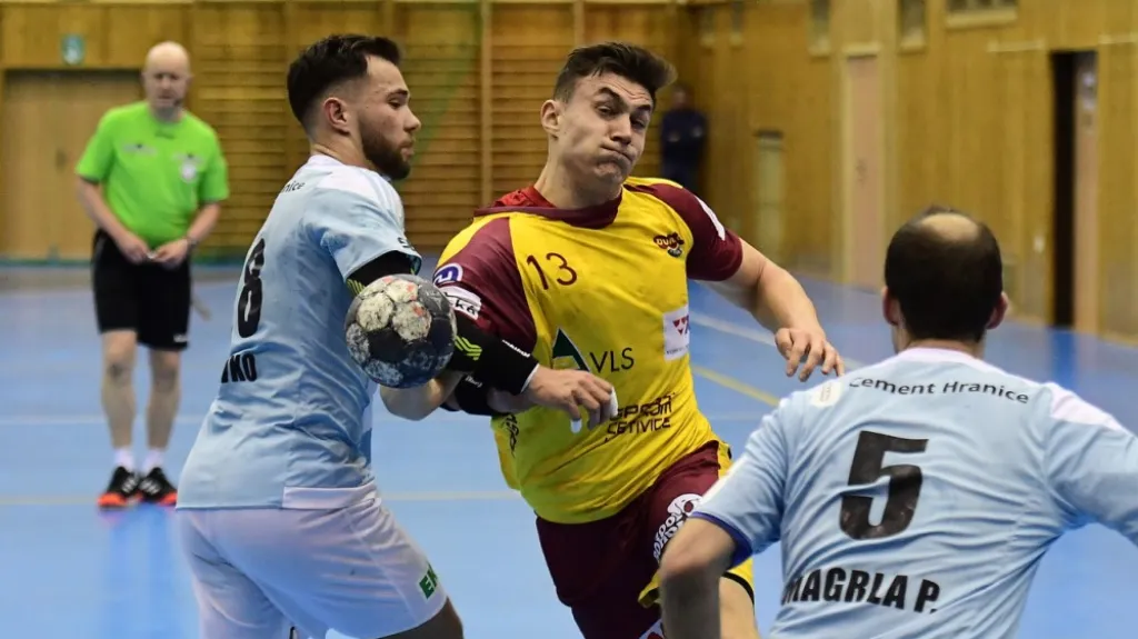 Matěj Klíma z Dukly usiluje v Hranicích o další ze svých devíti zásahů