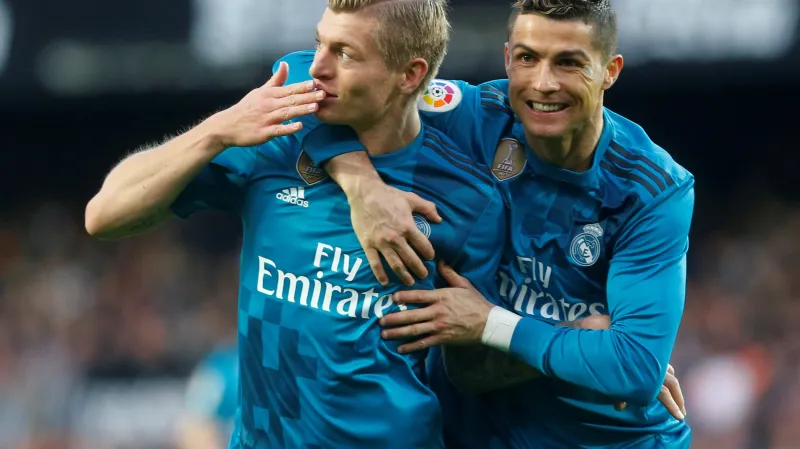 Toni Kroos a Cristiano Ronaldo slaví gól ve Valencii