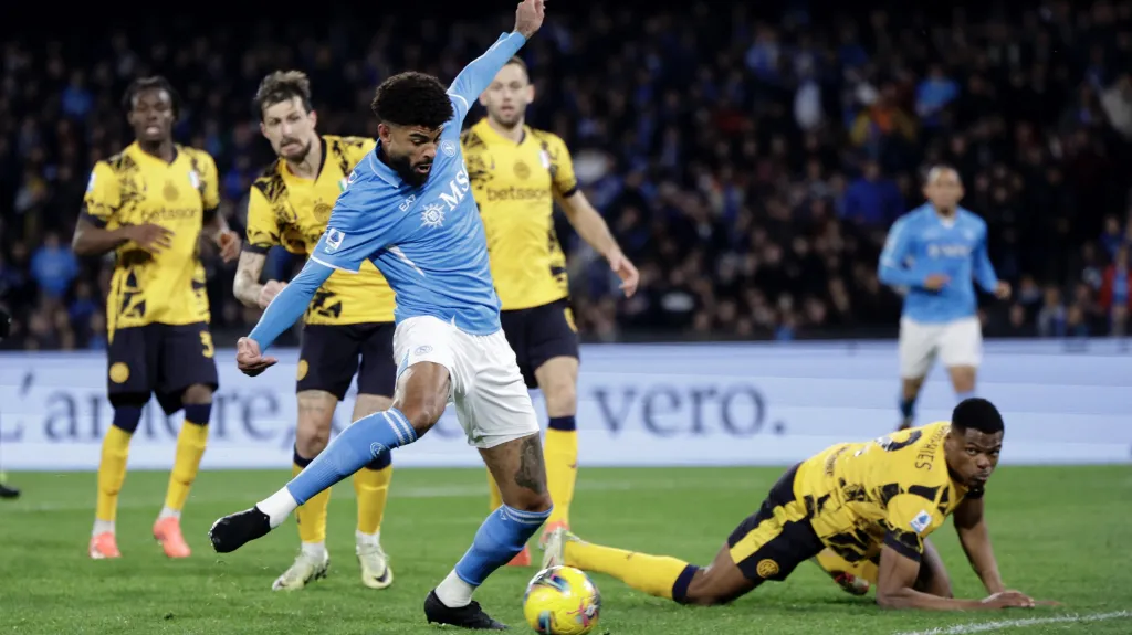 Philip Billing v závěru vyrovnává s Interem a zachraňuje Neapoli bod