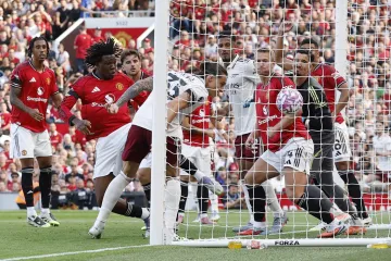 Riccardo Calafiori skóruje proti Manchesteru United