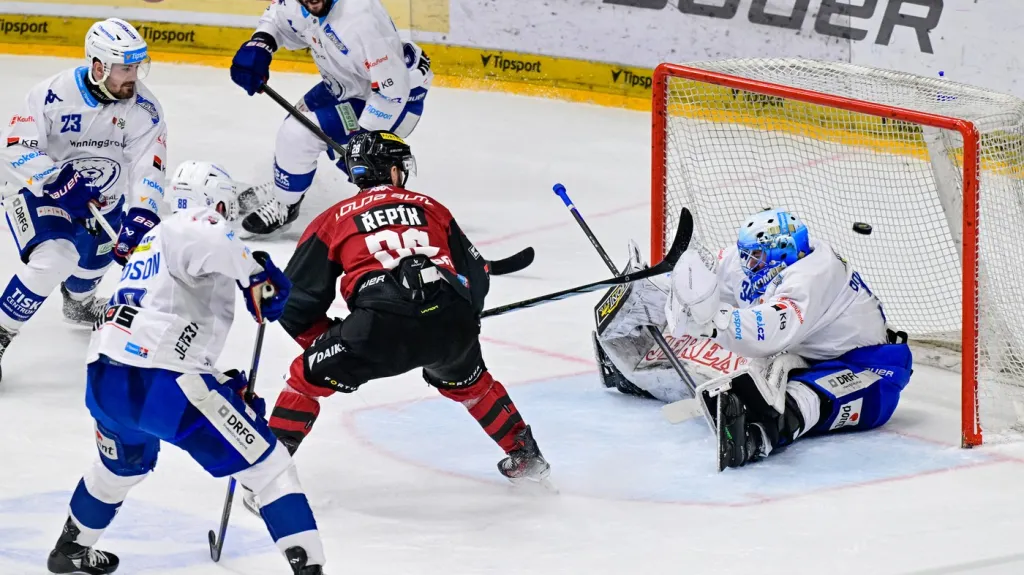 Michal Řepík ze Sparty překonává brankáře Komety Michala Postavu