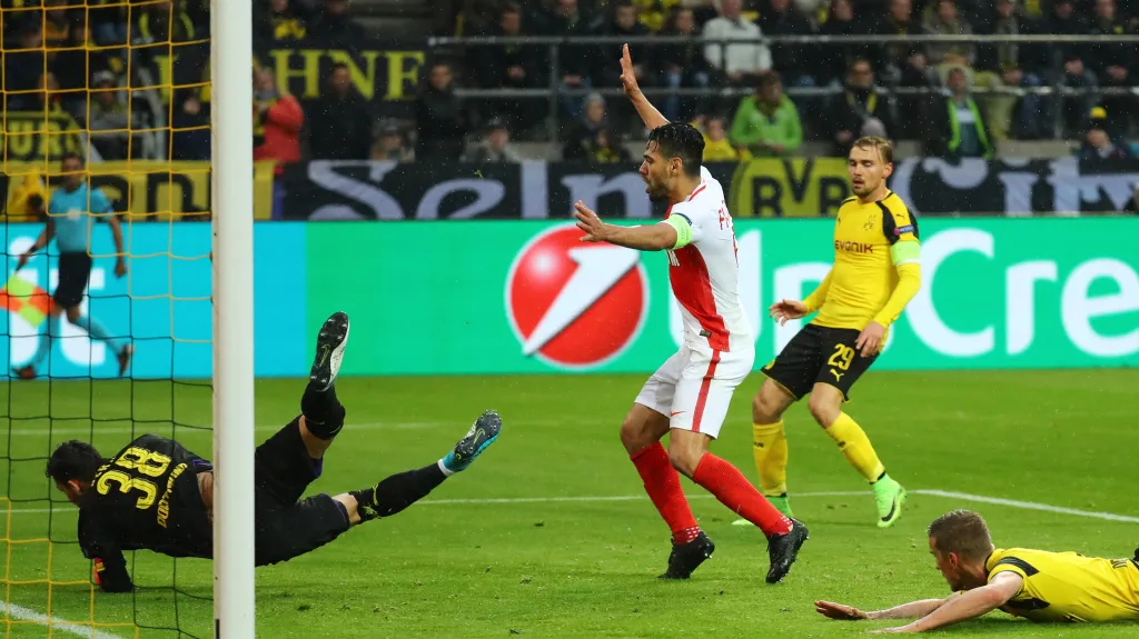 Slavící Falcao mezi protihráči z Dortmundu