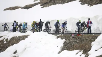 Giro obklopené sněhem