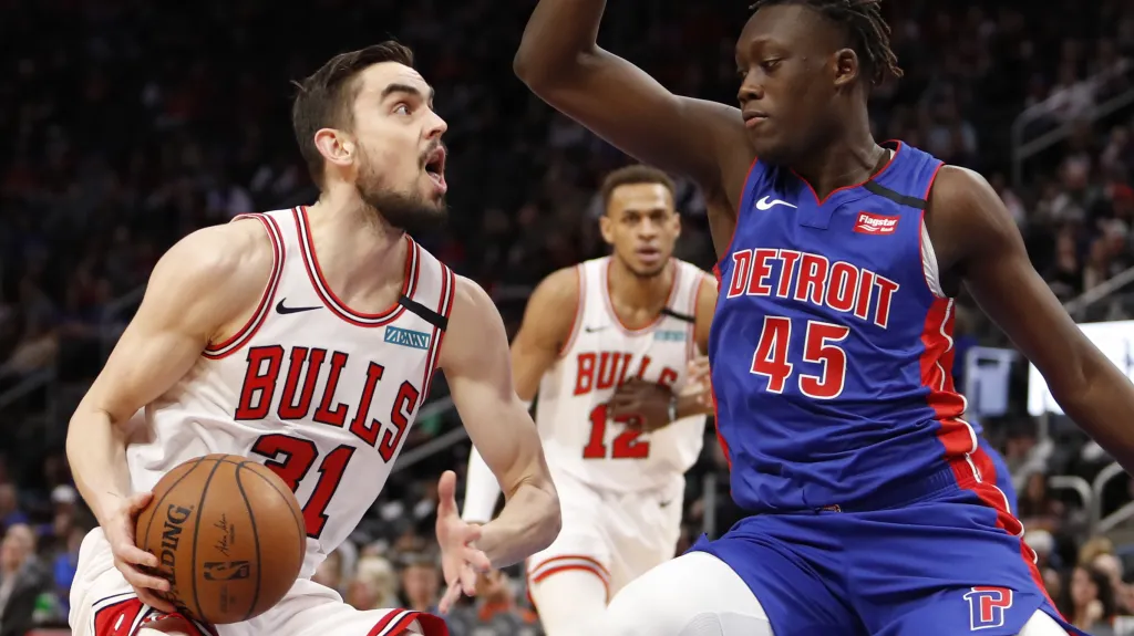 Tomáš Satoranský v souboji s protihráčem