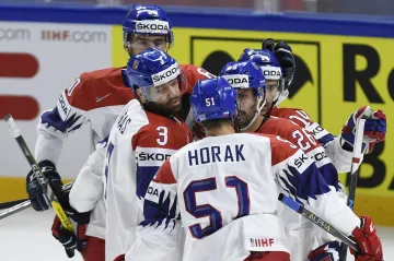 Čeští hokejisté se radují z branky