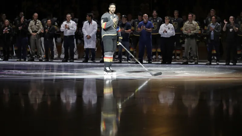 Deryk Engelland při vzpomínce za oběti střelby v Las Vegas