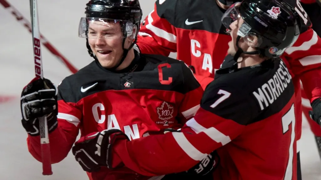 Radost hokejistů Kanady do 20 let - kapitána Curtise Lazara