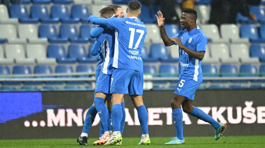 Boleslavští fotbalisté oslavují branku 