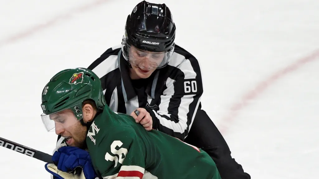 Čárový rozhodčí Libor Suchánek v akci při zápase NHL