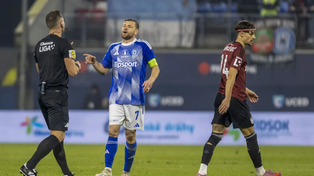 Rozhodčí Stanislav Volek promlouvá s Radimem Breitem z Olomouce