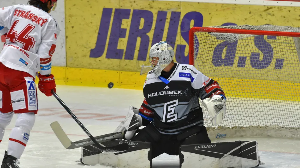 Jan Bednář v brance K. Varů a Matěj Stránský z Třince