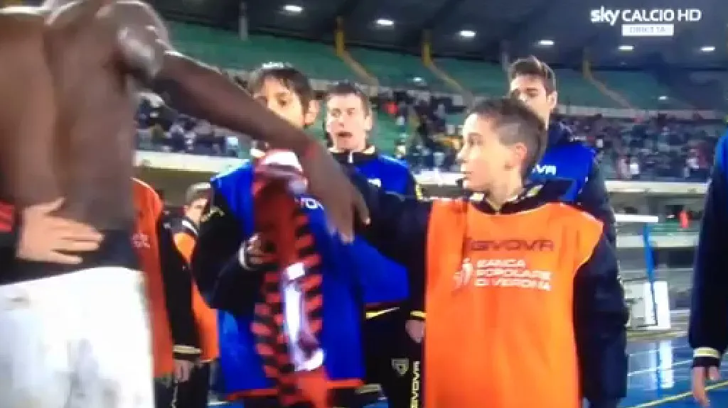 Dres od Muntariho si klučina vzít nechtěl