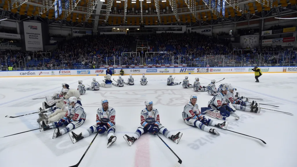 Hokejisté brněnské Komety slaví s diváky výhru